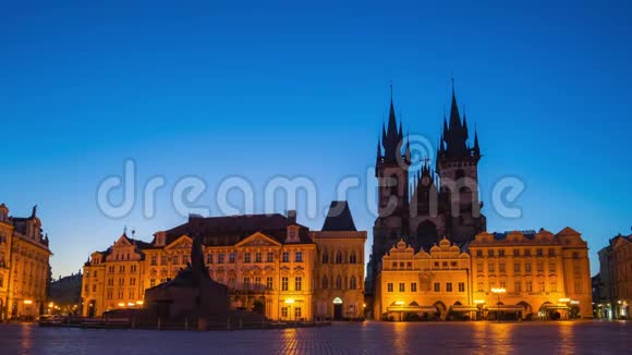 捷克布拉格老城广场的夜以继日视频的预览图