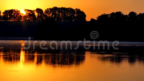橙色的日落在河上日落过湖视频的预览图