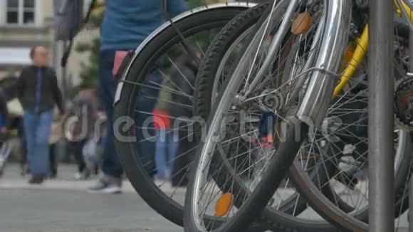 自行车和人在老城视频的预览图