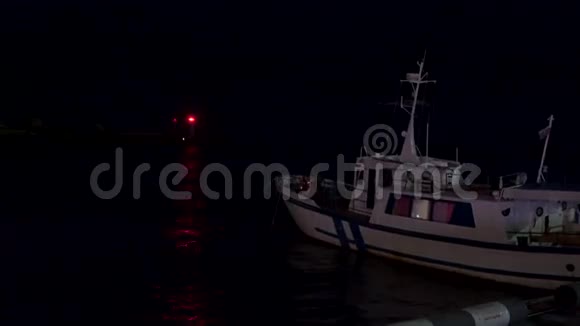 夜晚码头上的渔船视频的预览图