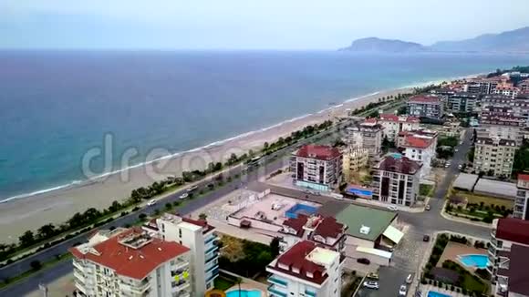 以海山为背景的度假小镇的顶部景观剪辑美丽的海滨南部城市或视频的预览图