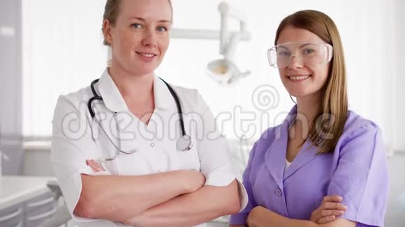 站在医院病房的两名专业女医生的画像有听诊器的医生视频的预览图