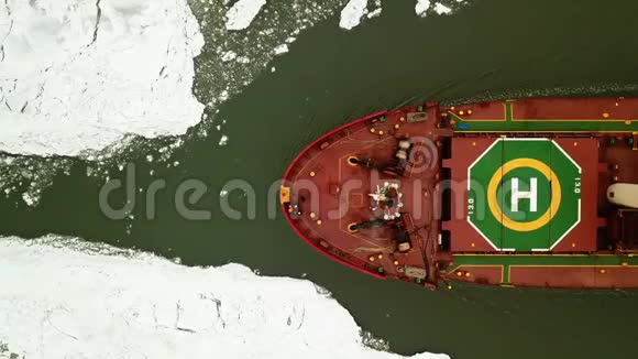 鸟瞰图这艘大船在冬天穿过海冰特写视频的预览图