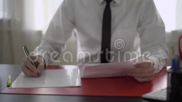 在办公桌前做笔记的人视频的预览图