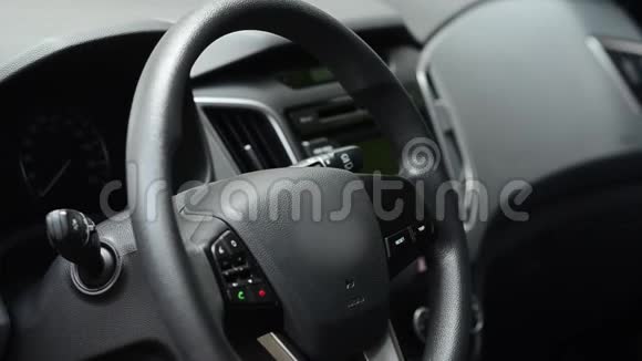 车内黑色皮质方向盘视频的预览图