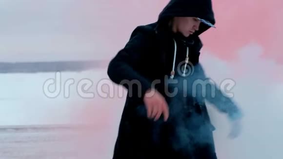 一个穿黑色夹克的年轻人在一辆昂贵的白车背景下读饶舌歌红色的烟雾产生了强烈的效果视频的预览图