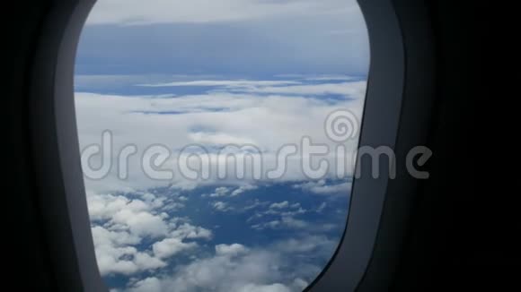 4K飞机窗口视图飞越云客机航空公司飞行旅游生意空运视频的预览图