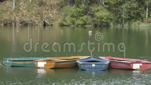 漂浮在湖上的船视频的预览图