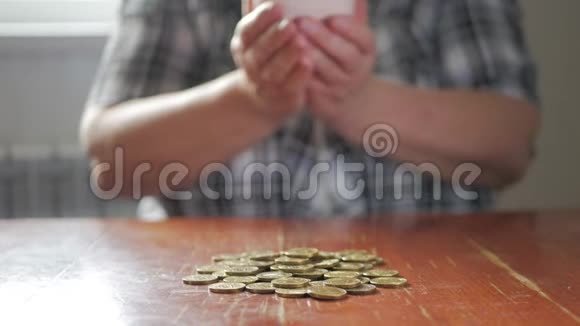 女人把硬币放在储蓄罐里省钱的概念未来需要贷款教育或抵押贷款消费假期视频的预览图