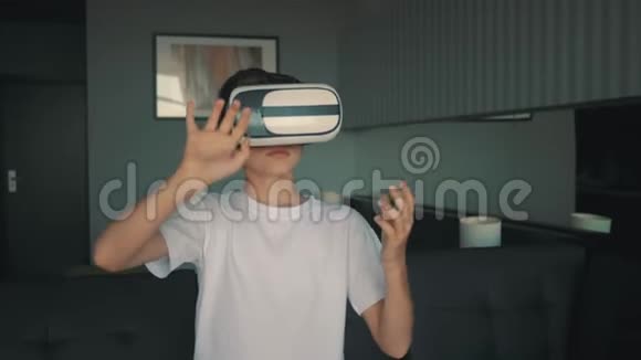 日落时快乐的男孩戴着虚拟现实眼镜玩电子游戏快乐的微笑看着VR眼镜和虚拟现实眼镜视频的预览图