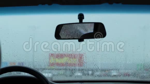 在雨中的车里等着视频的预览图