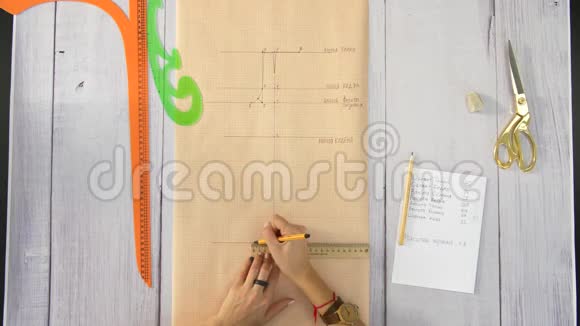 女性用铅笔和规则在纸上画一条直线视频的预览图
