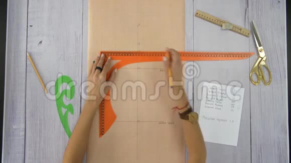 女性用铅笔和规则在纸上画一条直线视频的预览图