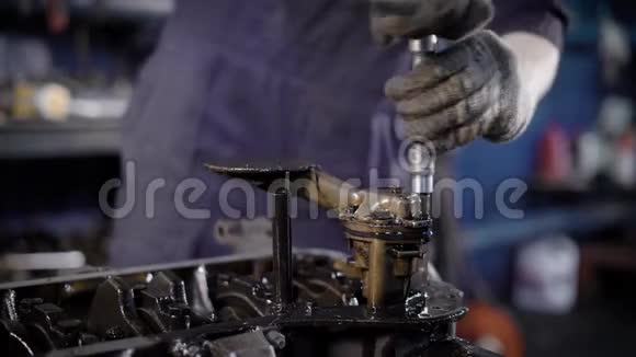 修理车间发动机时使用扳手无法辨认的技术员视频的预览图