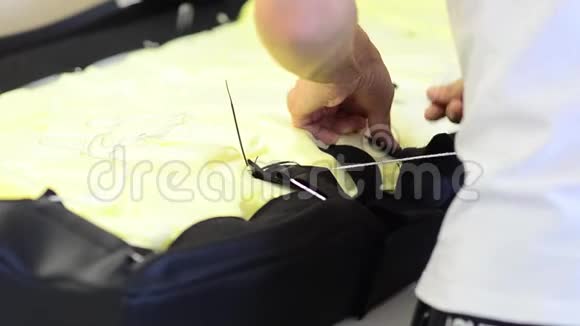 男人用皮革把箱子缝在扶手椅上视频的预览图