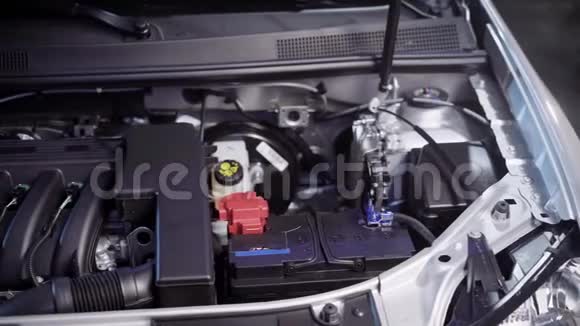 清晰的发动机和打开的汽车引擎盖在服务中视频的预览图