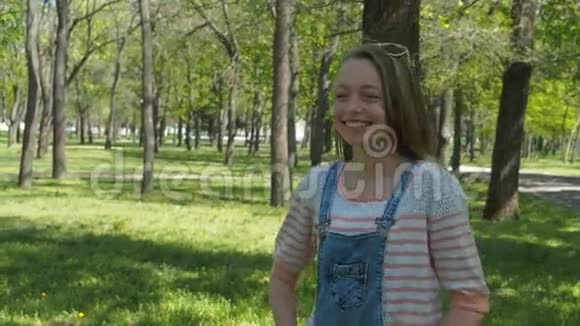 少女的情感一个有雀斑的少女在公园里笑带着肥皂泡的女孩视频的预览图