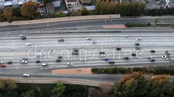高速公路上方缓慢漂浮视频的预览图