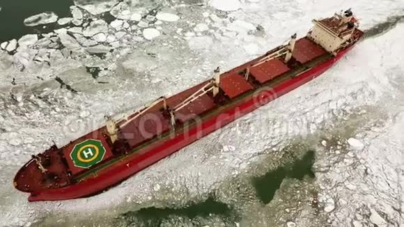 鸟瞰图这艘大船在冬天穿过海冰特写视频的预览图