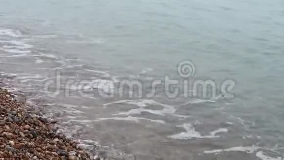 波浪在卵石滩上翻滚视频的预览图
