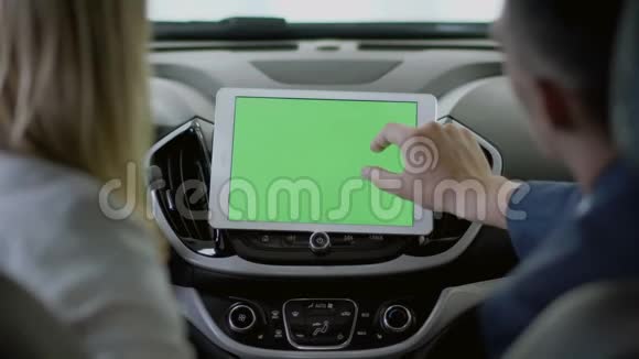 经理把平板电脑上的信息给车里的女人看视频的预览图