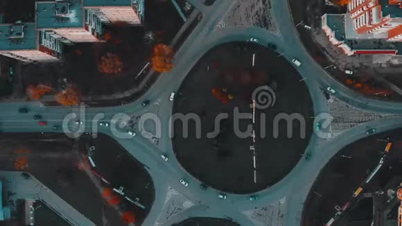 从空中可以看到有城市汽车来往的道路顶部可以看到乌克兰Ternopil视频的预览图