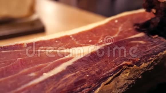 贾蒙塞拉诺站着吃猪肉腿火腿果酱视频的预览图