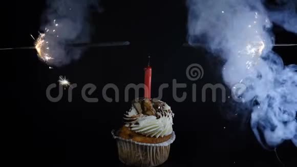 生日盛宴概念带蜡烛的蛋糕烟火和烟雾星星斯帕克斯慢动作全高清视频的预览图