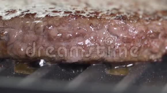 汉堡牛肉在烤架上烹饪视频的预览图