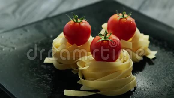 意大利面条用西红柿滚成一团视频的预览图