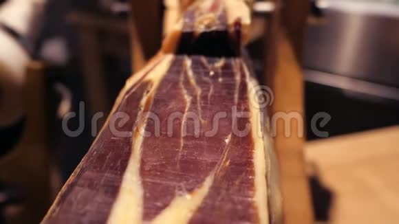贾蒙塞拉诺传统的西班牙火腿在市场上接近桌子上有猪肉腿火腿餐厅内部的美食肉类视频的预览图