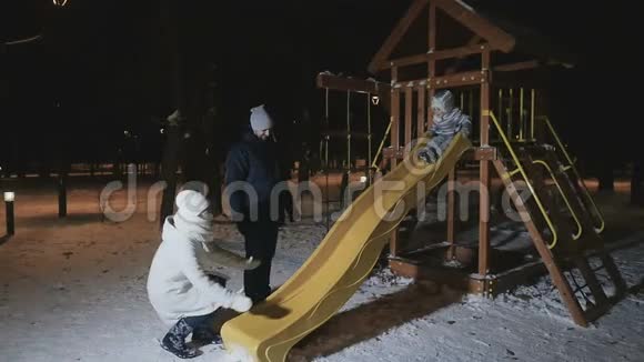 冬天公园里的小女孩在操场上滑下视频的预览图