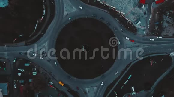 从空中可以看到有城市汽车来往的道路顶部可以看到乌克兰Ternopil视频的预览图