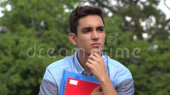 男性西班牙裔学生青少年困惑视频的预览图