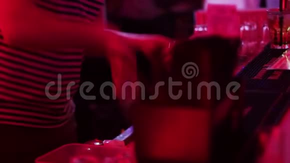 酒吧工作倒酒为酒吧客人提供酒精饮料视频的预览图