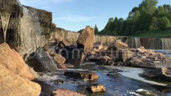 俄罗斯美丽的瀑布景观视频的预览图