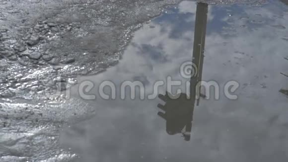 冬天后融化的水坑视频的预览图