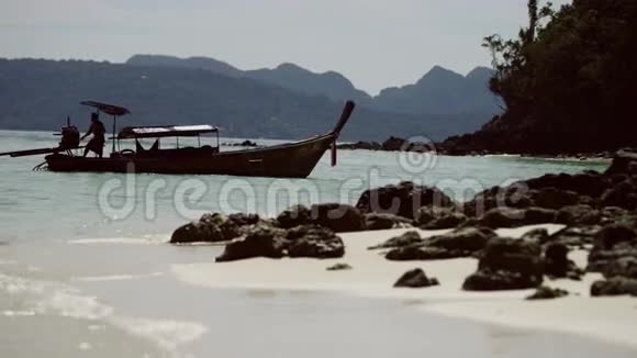 海和岩石船视频的预览图