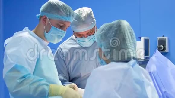 在手术室做手术的专业外科医生团队视频的预览图