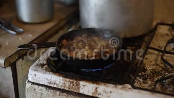 猪肉是在旧煤气炉上的煎锅里煎的关紧视频的预览图