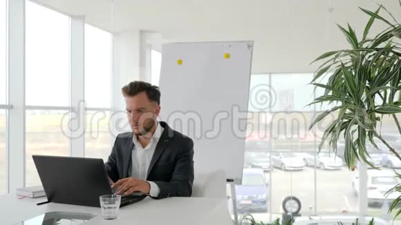 老板在桌上签文件秘书在办公室拿文件商务人员视频的预览图