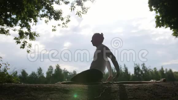 瑜伽运动员在晨间公园做运动剪影视频的预览图