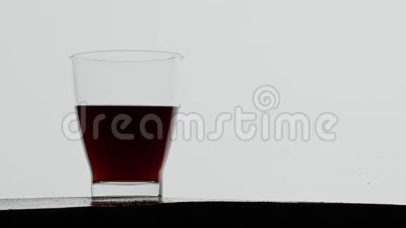 冰块倒在一杯可乐里视频的预览图