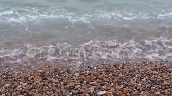 波浪在卵石滩上翻滚视频的预览图