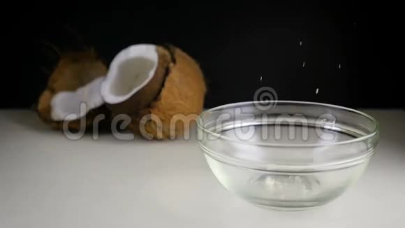 椰子屑掉在碗里视频的预览图