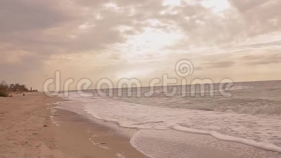 海滨天气平静海浪在一个空海滩特写视频的预览图