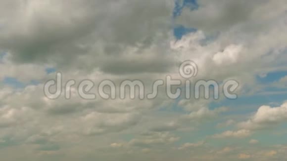积云在蓝天中飞翔时间推移视频的预览图
