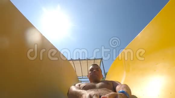 在一个美丽的阳光明媚的日子里年轻快乐的人在水上滑下手拿相机的家伙玩得很开心视频的预览图
