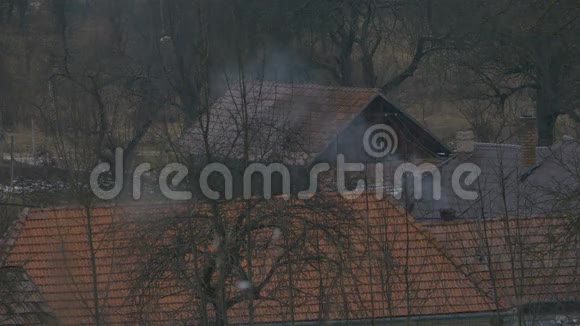 小房子烟囱冒烟视频的预览图