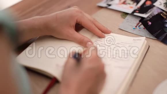 女孩在一个特写记事本中记下一个笔记视频的预览图